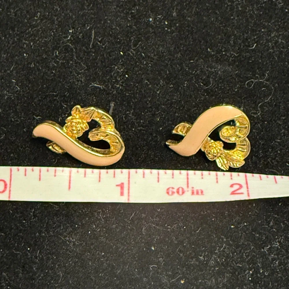 Vintage Avon Gold Tone Peach Enamel Heart Ribbon Rose‎ Stud Earrings